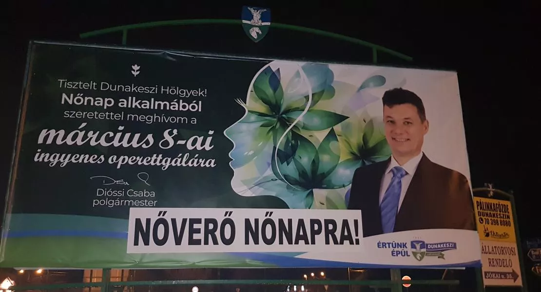 Gyalázat, hogy egy nőverővel köszönti Dunakeszi polgármestere a hölgyeket nőnapon! – Átragasztottuk a városi plakátokat