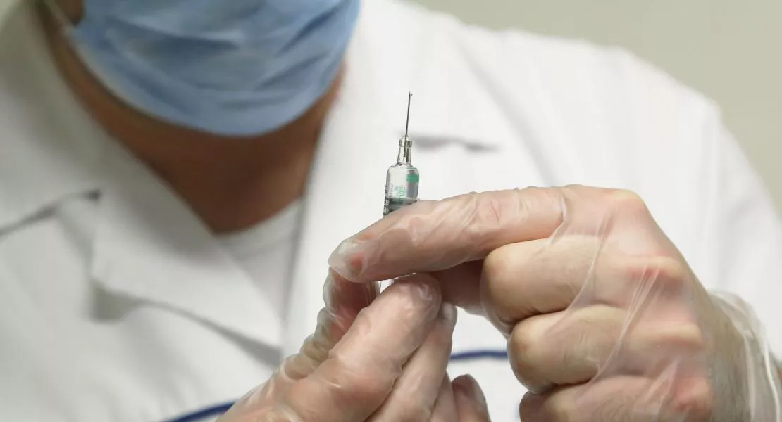 A kormány visszatartja a vakcinákat a háziorvosoktól