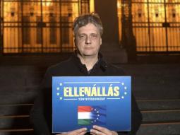 Éjszakázas a Parlament lépcsőjén