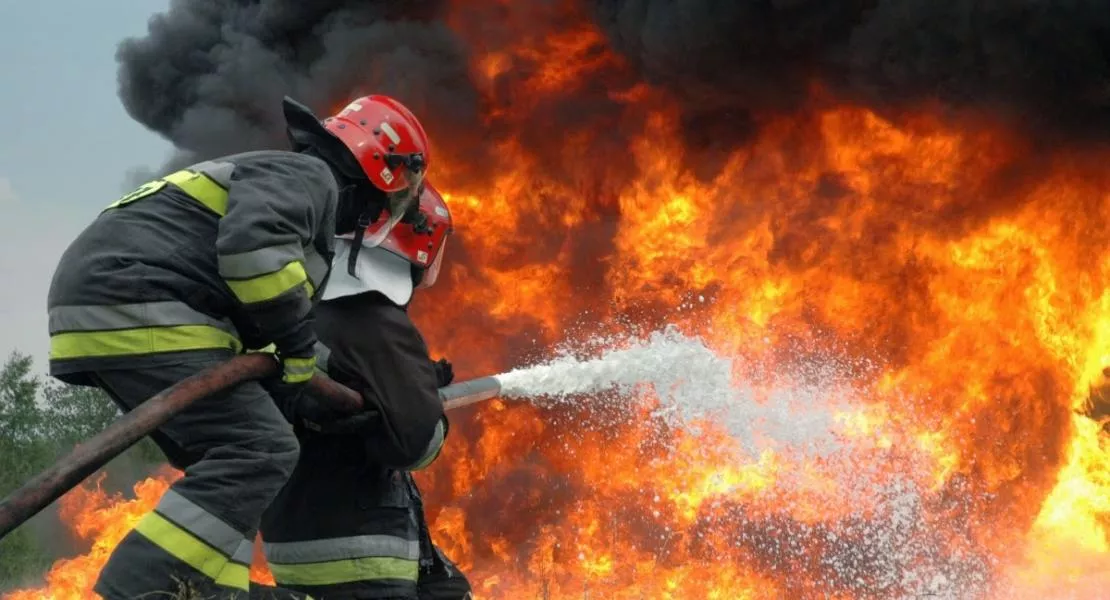 Azonnal le kell cserélni a tűzoltók életveszélyes ruháját!