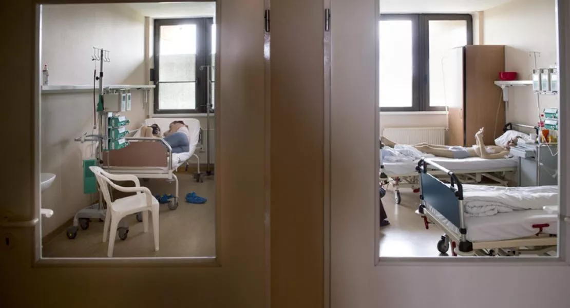 Ha egy orvos szabadságra megy, bezár egy kórházi osztály - A működésképtelenség határára sodorta az országot az Orbán-kormány