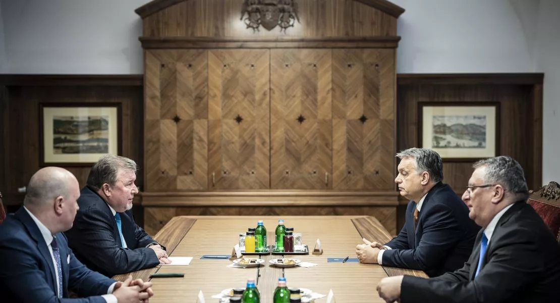 A Demokratikus Koalíció Orbán Viktort kérdezi a kémgyanús orosz bank ügyében 