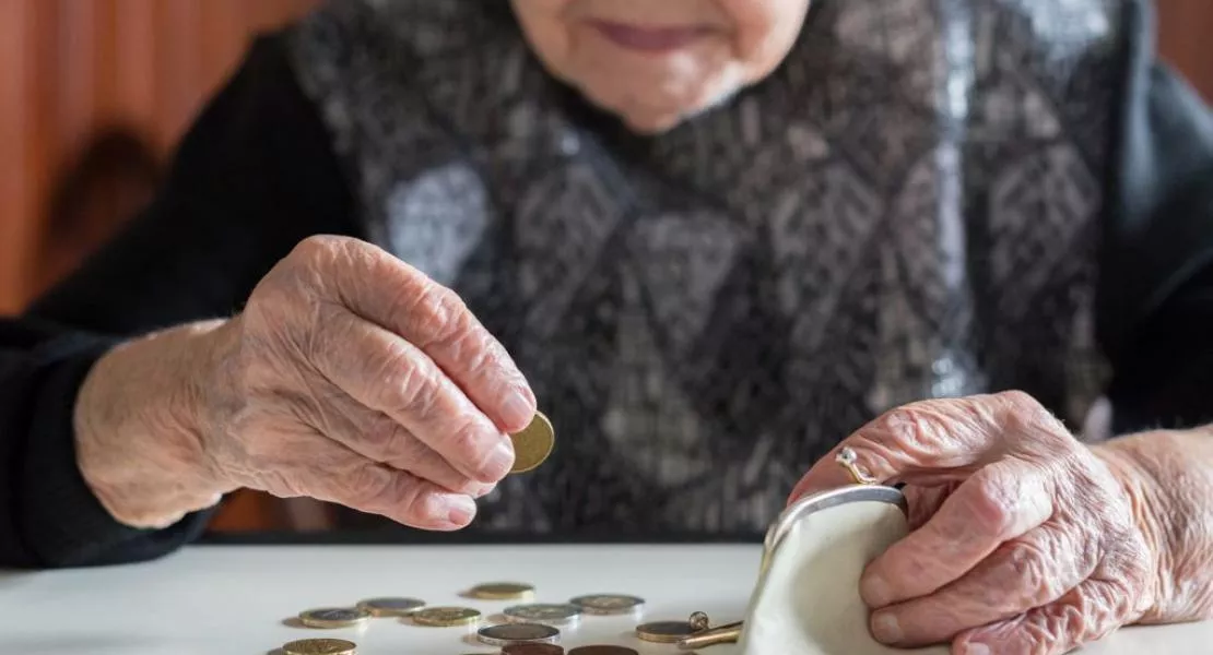 Zuhanórepülésben a nyugdíjak: jövőre az infláció alatti emelést terveznek