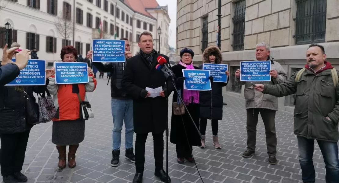 Tíz kérdés, amire Orbán Viktor biztosan nem fog válaszolni - A Demokratikus Koalíció aktivistái Orbán várbeli rezidenciája előtt titlakoztak