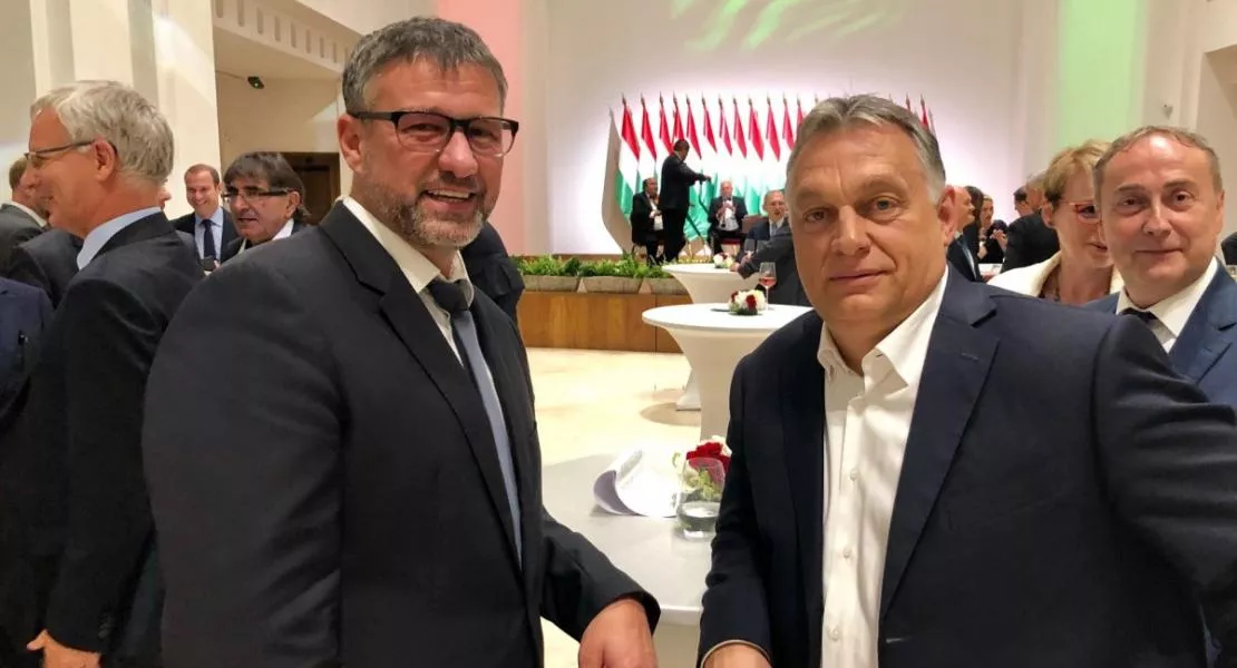 Tovább dübörög a Nemzeti Együttrablás – Orbán a költségvetési csalás miatt eljárás alá vont Simonkával egyeztet fejlesztésekről