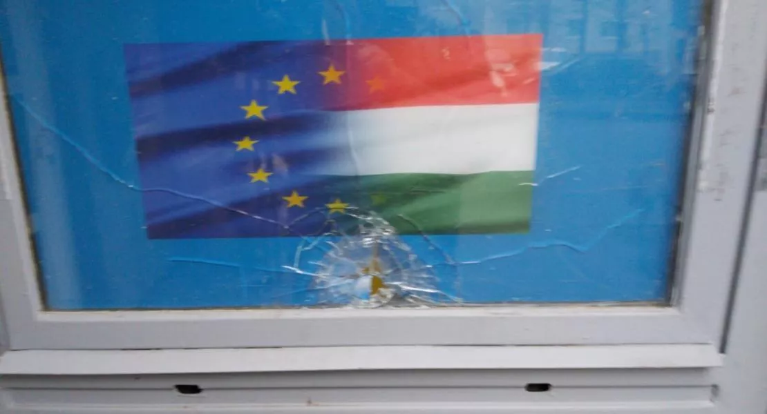 Rálőttek a DK újbudai irodájára - Meg kell állítanunk a Fidesz gyűlöletpolitikáját! 