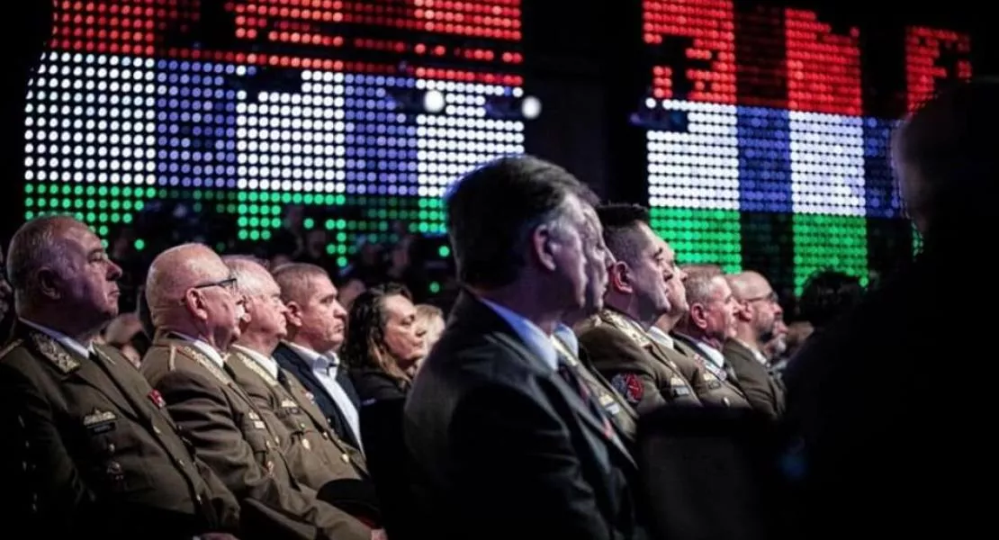 A DK a Honvédelmi Bizottság azonnali összehívását kezdeményezi a Fidesz-rendezvényen egyenruhában parádézó tábornokok miatt
