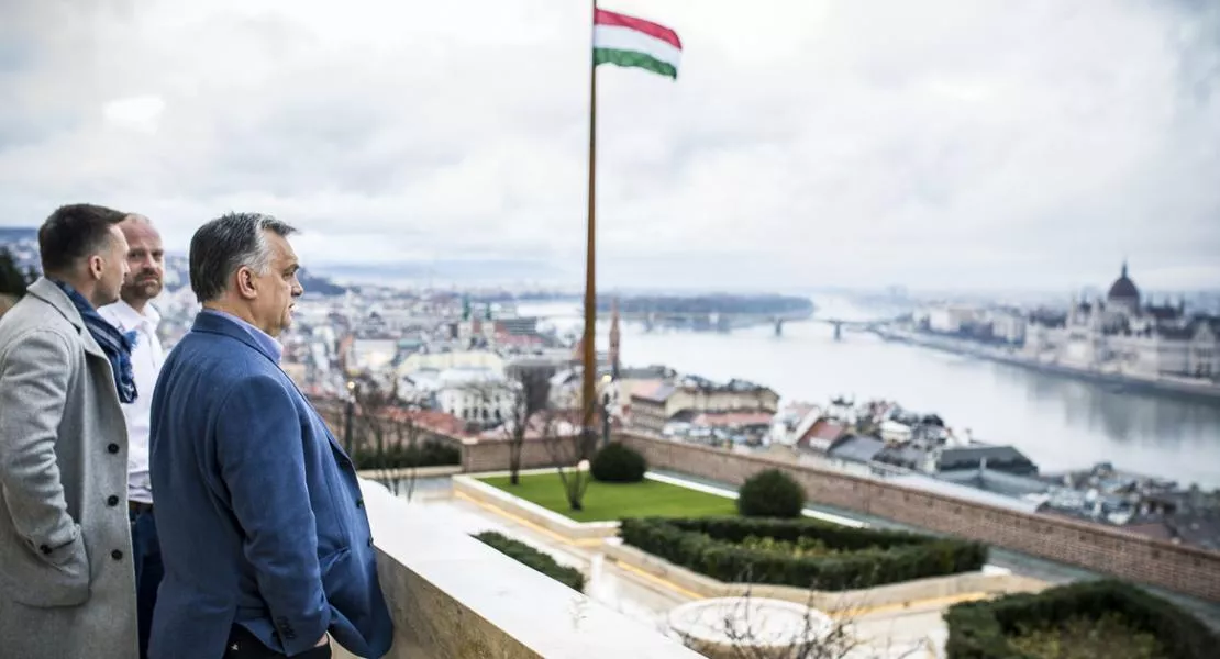 A kormány kétszer annyiból költöztette Orbánt a Várba, mint amennyit a koronavírus-járvány elleni védekezésre szán