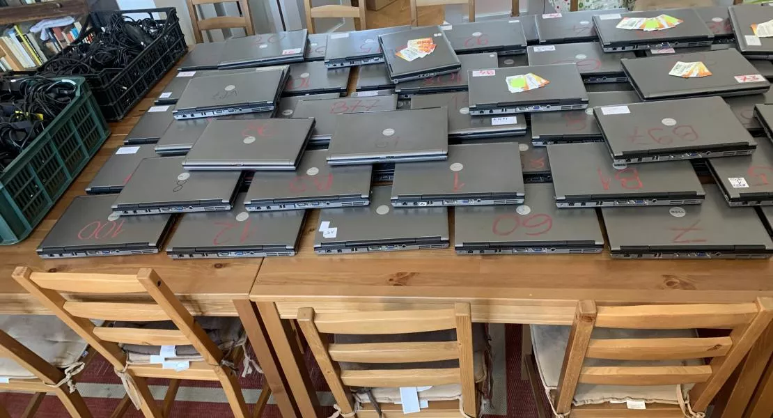 A DK 80 darab laptopot adott át az Oltalom Karitatív Egyesületnek 