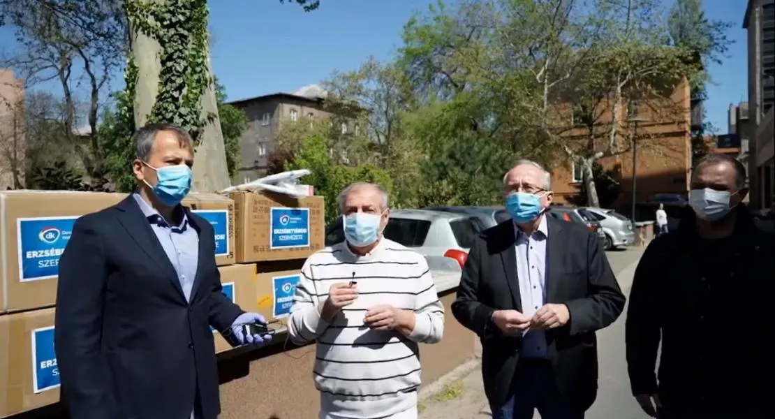 A járvány idején az emberi élet védelme a legfontosabb - Több ezer maszkot vitt a DK a Péterfy Sándor utcai kórházba