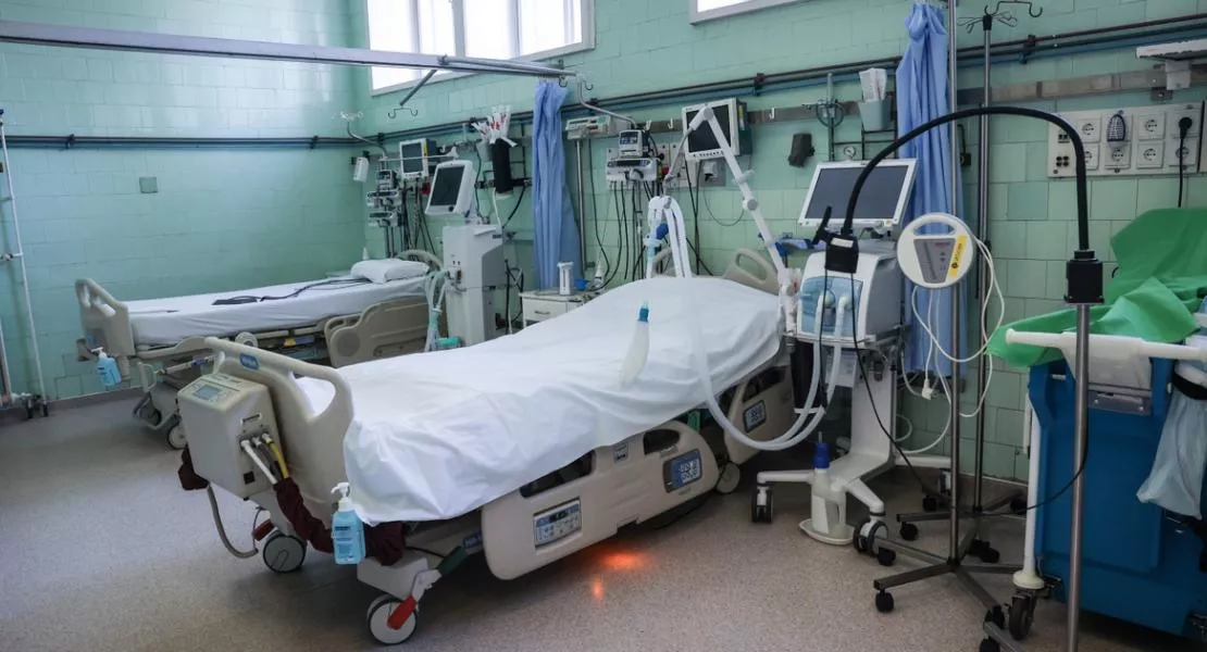Újra kell indítani az egészségügyet - A DK javasolja, hogy a kiürített kórházi ágyak felén induljon újra az ellátás