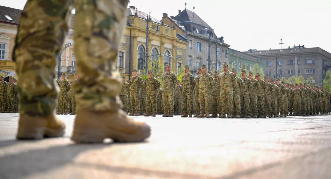 Az orbáni válságkezelés újabb mélypontja: könnyített feltételekkel, fillérekért várják a hadseregbe az új katonákat