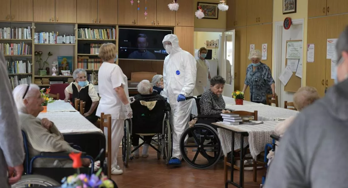 Kiderült: az idősotthonok ápolói semmit sem kapnak a kormány által beígért juttatásból