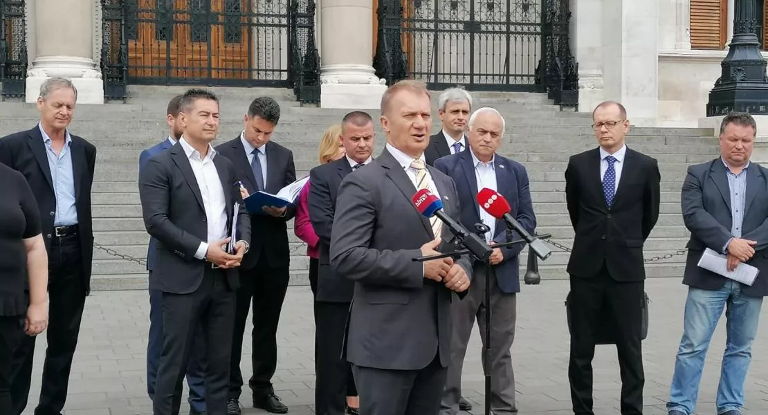 Zavarbaejtő méreteket ölt az Orbán-kormány gyávasága: nem engedik felszólalni az ellenzéki polgármestereket és szakszervezeti képviselőket a Költségvetési Bizottság ülésén