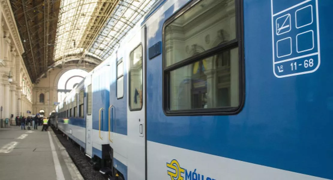 Miközben a MÁV elnöke az Adriára jár luxusjachtozni, egyre lassul a vasútközlekedés és járatok szűnnek meg a Budapest-Hatvan vonalon