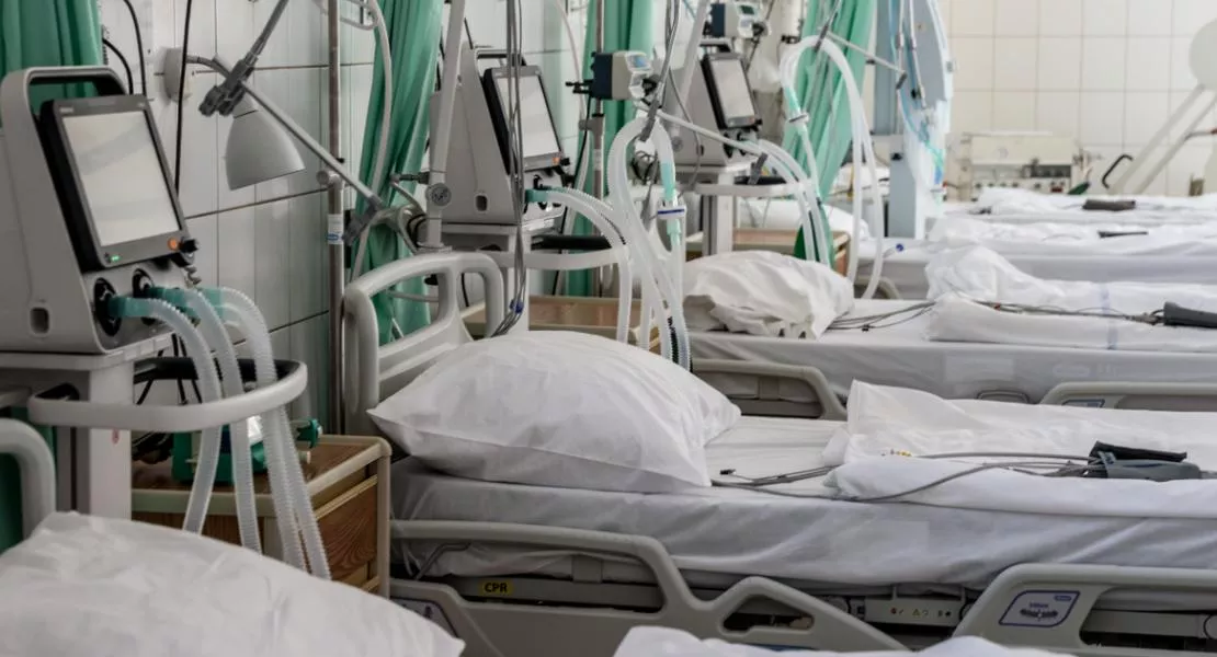  Hiába a több százmilliárdos lélegeztetőgép-beszerzés, a kórházak egy része már nem tudja fogadni a lélegeztetésre szoruló betegeket 