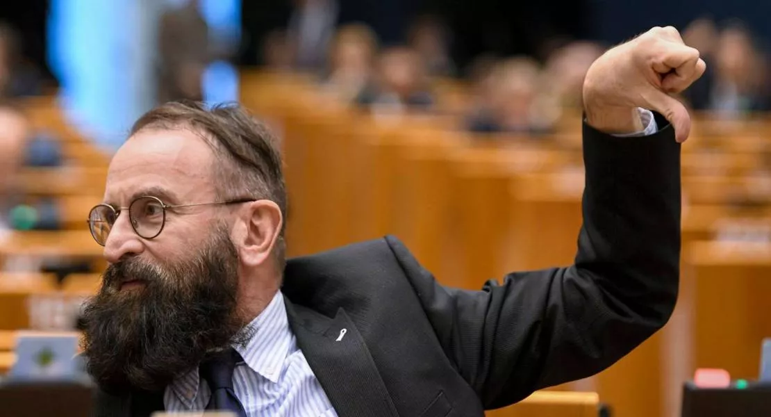 A DK soproni önkormányzati képviselője kezdeményezte, hogy vonják vissza az illegális, drogos, csoportos szexorgián lebukott Szájer József díszpolgári címét