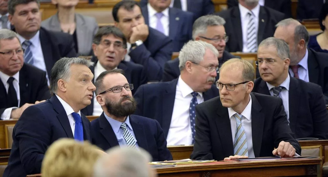 Azonnal ki kell zárni a Fideszből a bűncselekmény elkövetésén tetten ért Szájer Józsefet - A DK Orbán Viktor állásfoglalását várja 