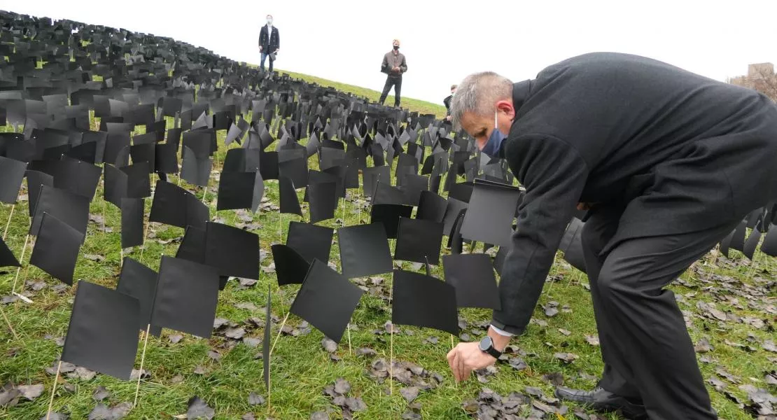 A DK 6000 fekete zászlóval emlékezik a koronavírusban elhunyt honfitársainkra a Bikás-dombon