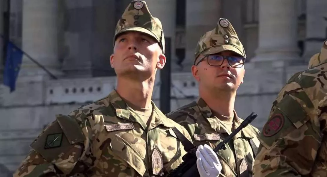 A DK kezdeményezi a Honvédelmi és Rendészeti Bizottság összehívását - Miért éppen Orbán Viktor fia volt a “legalkalmasabb” arra, hogy közpénzen tanuljon a Sandhurst Királyi Katonai Akadémián?