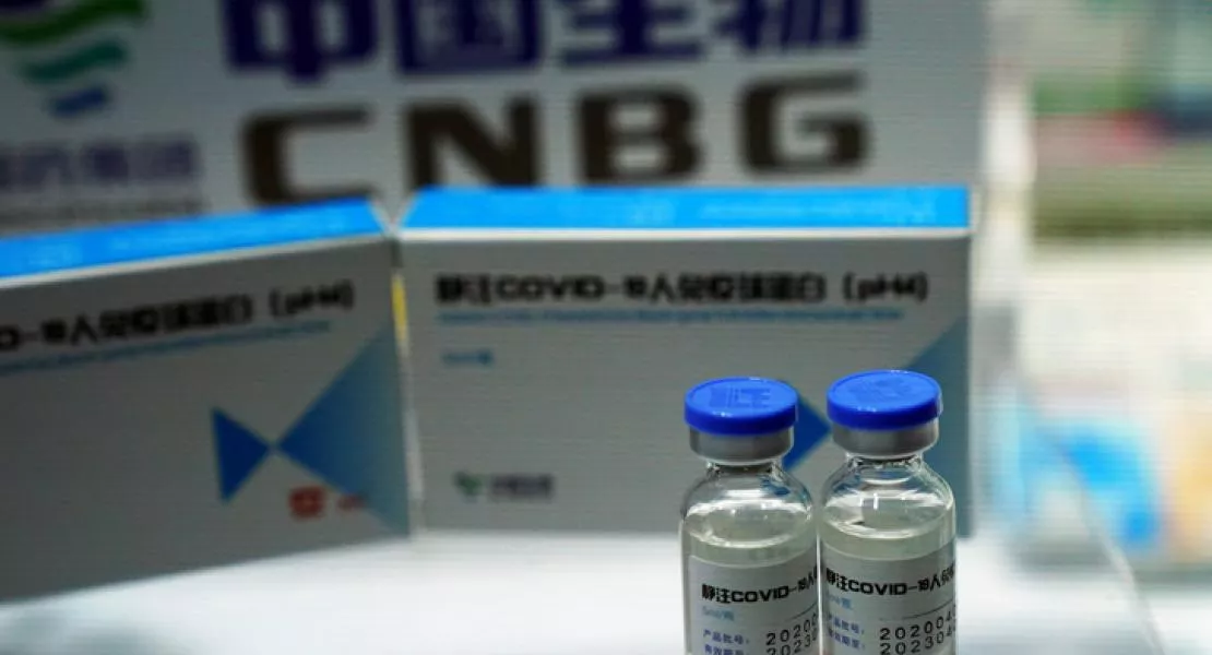 Félmillió adag kínai vakcinát rendeltek be Orbánék, amivel tovább növelik a magyarok bizalmatlanságát a védőoltás iránt