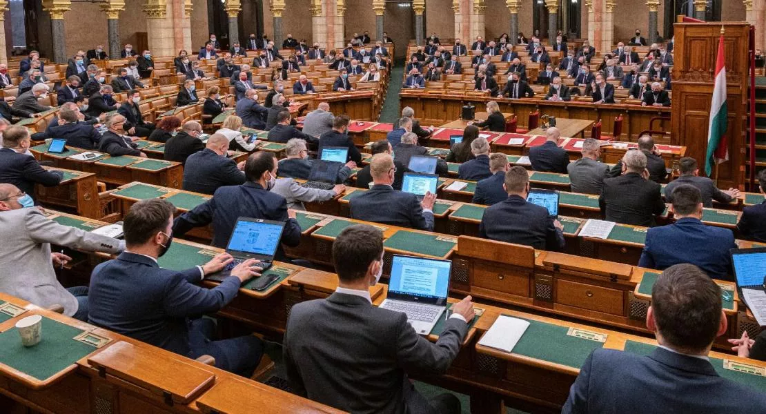Ma szavaz a Parlament a DK szabad vakcinaválasztásról szóló javaslatáról 