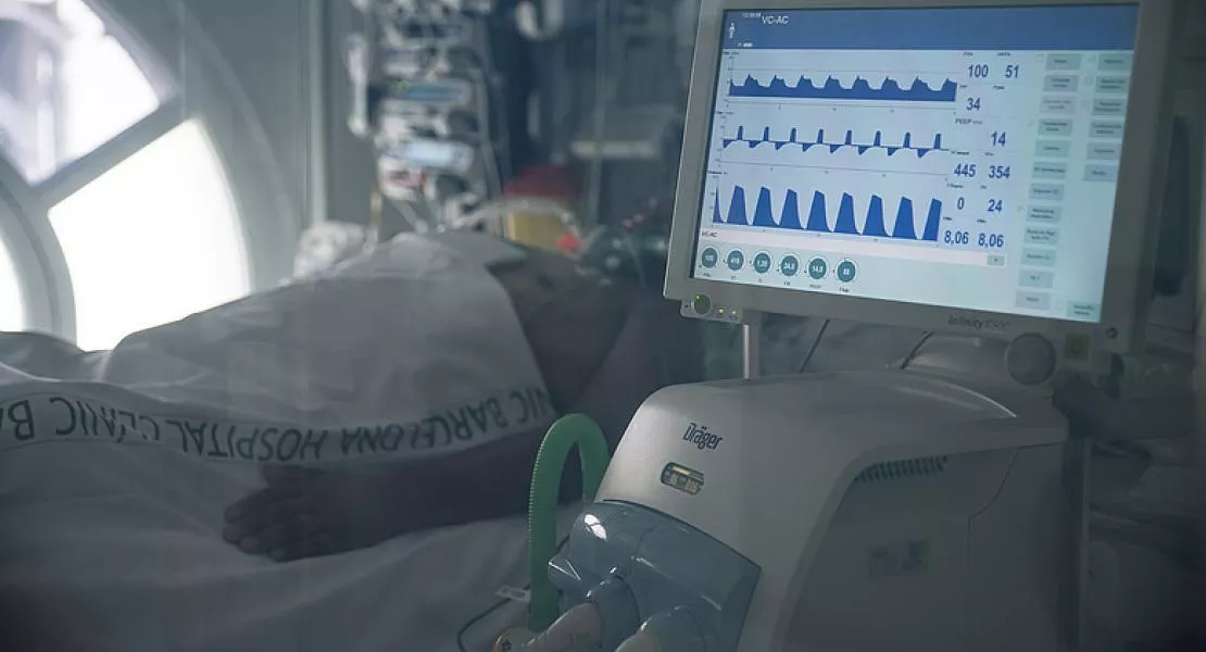 A DK közérdekű adatigénylést nyújt be: Hány idős ember halt meg amiatt, mert nem jutott lélegeztetőgéphez? 