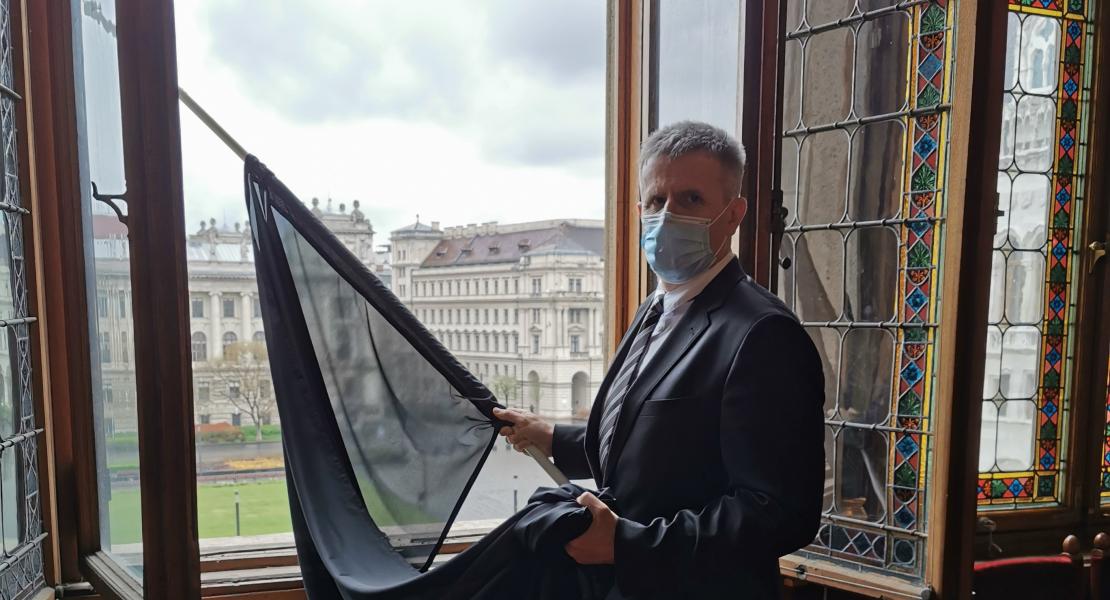 Varga Zoltán: A DK a koronavírus magyar áldozatainak emlékére kitűzte a fekete zászlót a Parlament épületére