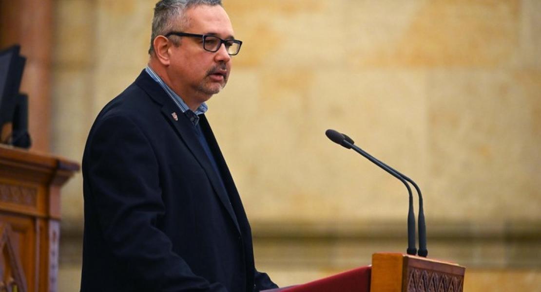 Arató Gergely: A Demokratikus Koalíció képviselői nem vesznek részt a Fidesz által gyűlöletkeltésre használt törvényjavaslatok miatt a keddi parlamenti szavazáson