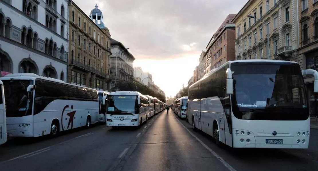 Önkormányzati buszokkal szállították az embereket a Békemenetre - A DK a buszok bérleti szerződéseinek nyilvánosságra hozatalát követeli 