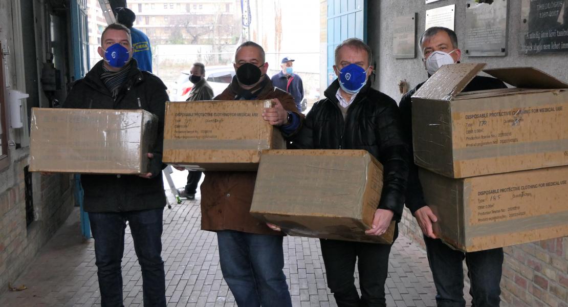 A DK budapesti képviselőjelöltjei védőruhát és maszkokat vittek az Oltalomnak