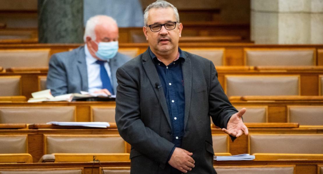 Arató Gergely: A Fidesz határon túli elhunytak ezreivel, törvényesített csalással akar választást nyerni