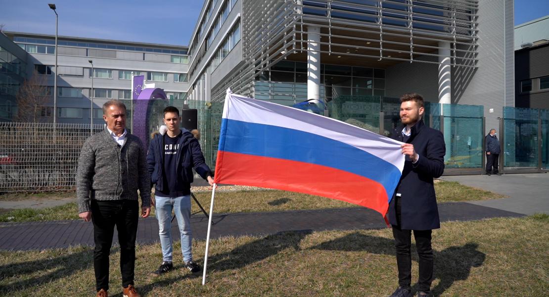 Orosz zászlót tűzünk az orosz propaganda európai főhadiszállására, a magyar közmédiára