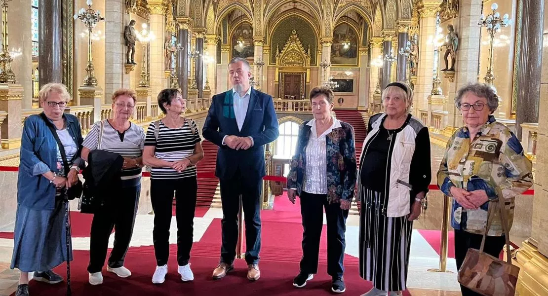 A DK válasza a Horthy-szoborra - Oláh Lajos holokauszt-túlélőket látott vendégül a Parlamentben 