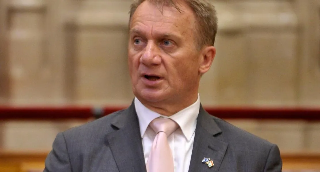 Varju László: Fideszes országgyűlési képviselő vallotta be a parlament bizottsági ülésén, hogy „ezer sebből vérzik a költségvetés”