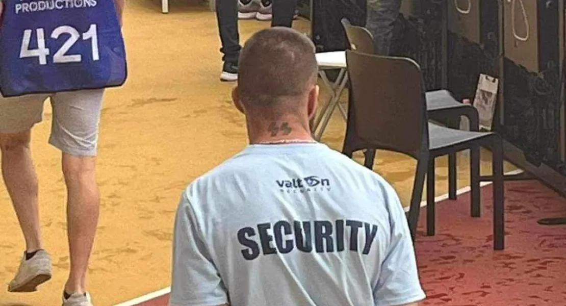 Miért alkalmazott a Fidesz-közeli biztonsági cég egy náci tetoválásos biztonsági őrt a budapesti atlétikai VB megnyitóján? Azonnali vizsgálatot követel a Demokratikus Koalíció