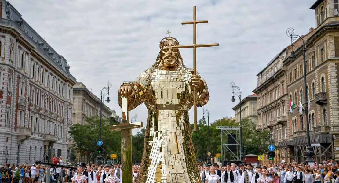 Jogerősen pert nyert a DK a Kúrián az augusztus 20-i giccsparádé ügyében - Ki kell adnia a szervező cégnek, mennyibe került a Szent István napi bóvliözön