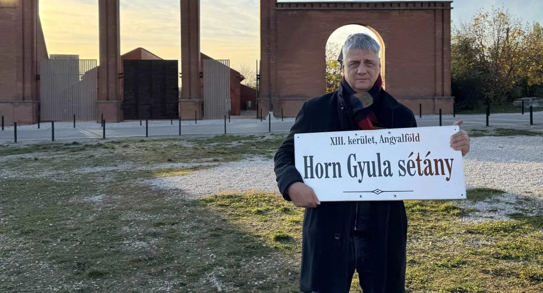 A DK visszaszállítja a Horn Gyula sétány tábláit a helyükre