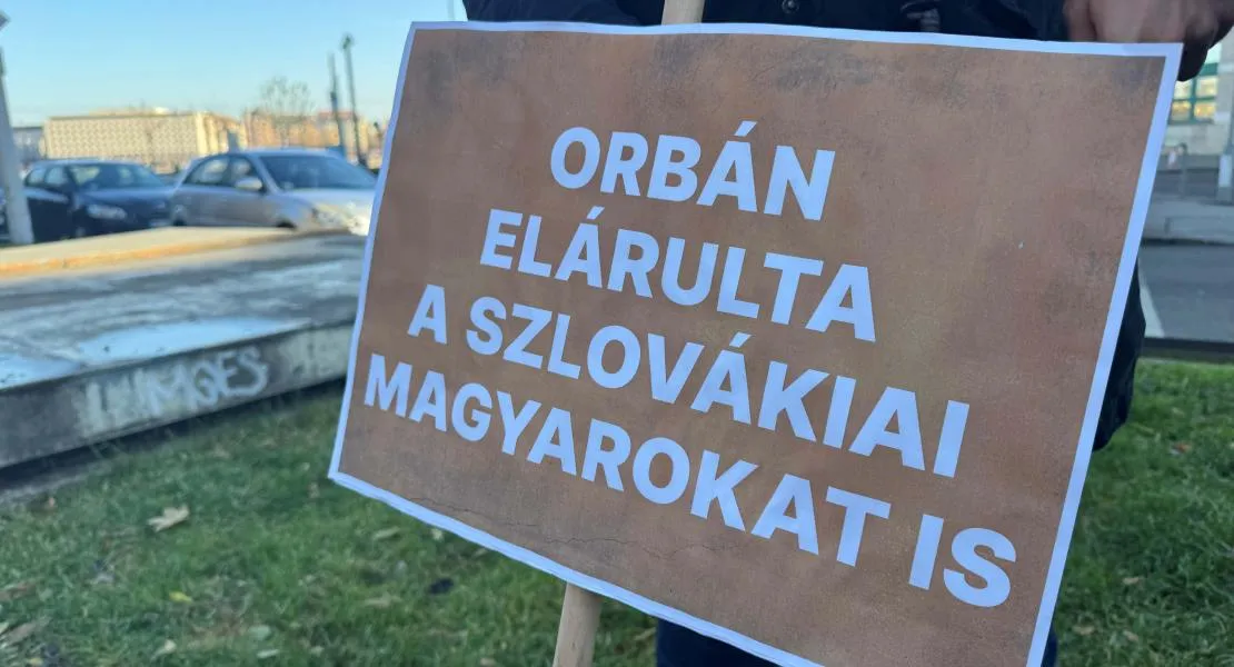 “Orbán elárulta a szlovákiai magyarokat is!” – A külügyminisztérium előtt akciózott a DK 