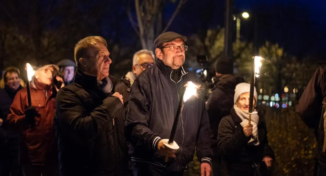 A kormánnyal szembenállók ma Újpestre és Varju Lászlóra figyelnek, természetes, hogy vele együtt emlékezünk március 15. előestéjén