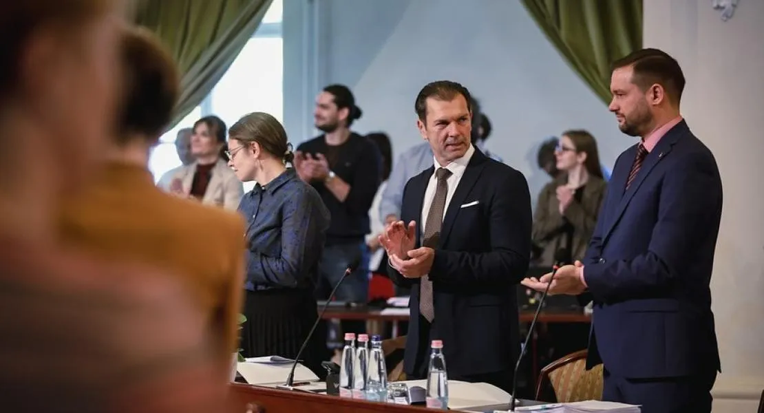 Ismét összeállt a Fidesz-Tisza-Vitézy koalíció – 27 ezer fővárosi munkavállalót veszélyeztet a jobboldali pártok társasjátéka