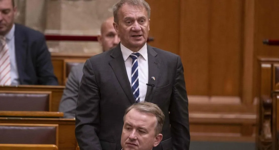 Elvették a szót Varju Lászlótól a parlamentben, amikor a Tízparancsolatot kezdte emlegetni