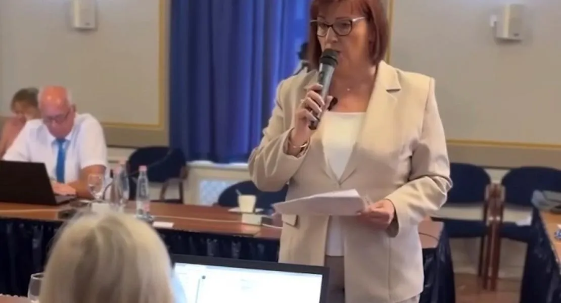Gy. Németh Erzsébet személyesen vitte el az antiszemita posztról elhíresült Nemes Klára a lemondó nyilatkozatát a keszthelyi közgyűlés ülésére