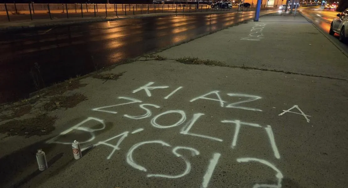 A DK a Békemenet útvonalára fújta fel a “Ki az a Zsolti bácsi?” feliratot  A DK a Békemenet útvonalára fújta fel a “Ki az a Zsolti bácsi?” feliratot