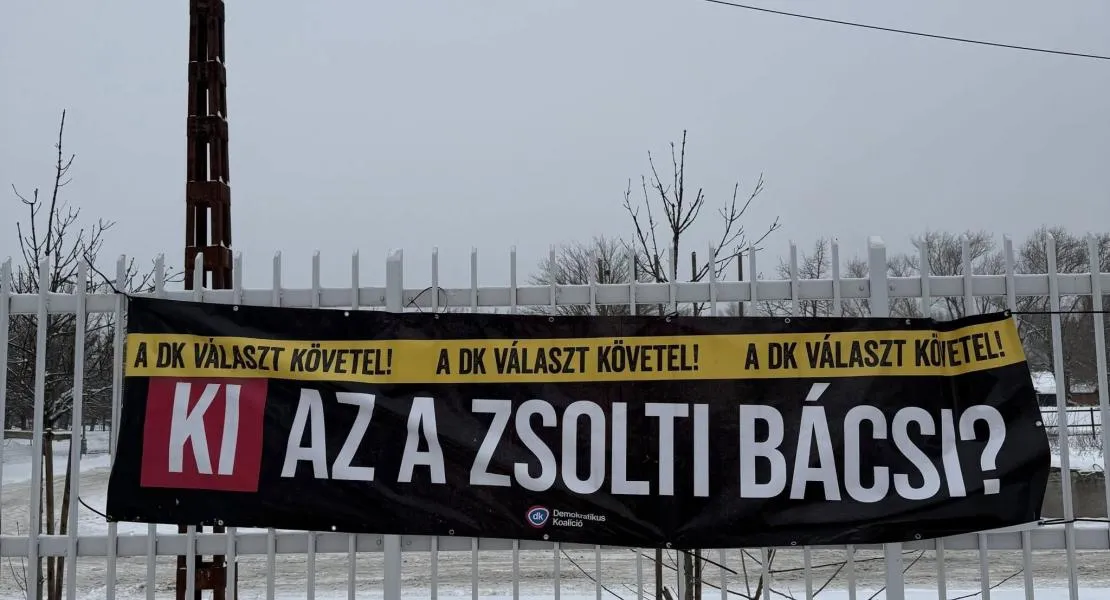 A DK “Ki az a Zsolti bácsi?” molinóval fogadta a Fidesz-kongresszusra érkezőket