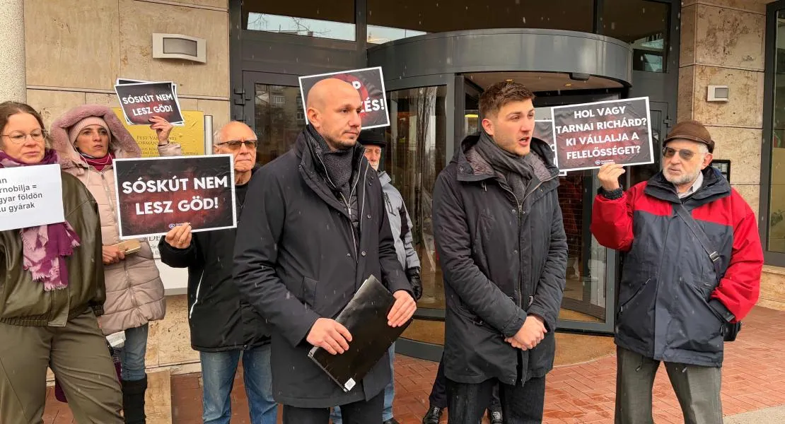 A DK a gödi Samsung-gyár környezetszennyezése ellen tiltakozott a Pest Megyei Kormányhivatal épülete előtt 