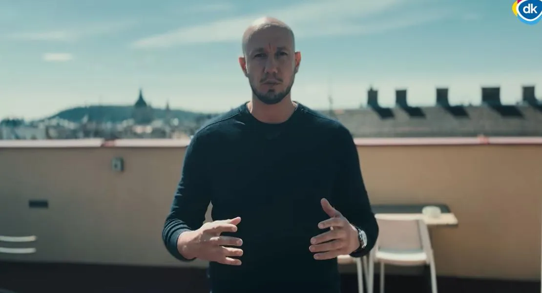 Rendőrségi eljárások indulnak országszerte a DK-s villanyoszlop-plakátokat megrongáló vagy ellopó emberek ellen 