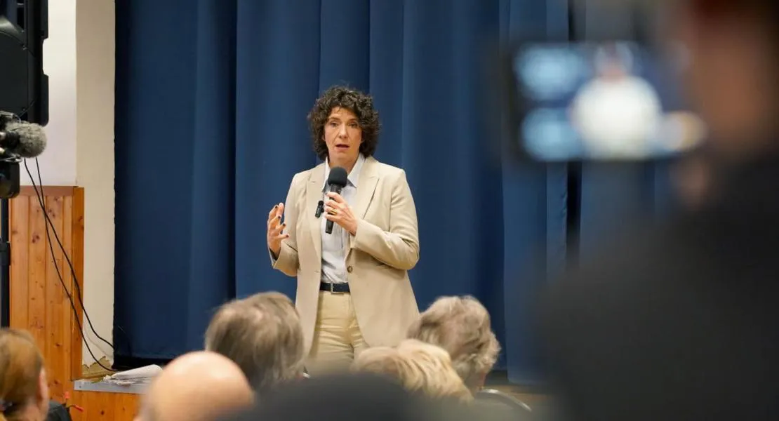 Dobrev Klára bemutatta a DK kormányváltás utáni 18. törvényjavaslatát, amely önálló egészségügyi, oktatási és környezetvédelmi minisztériumokat hozna létre, és véget vetne a csúcsminisztériumok káoszának