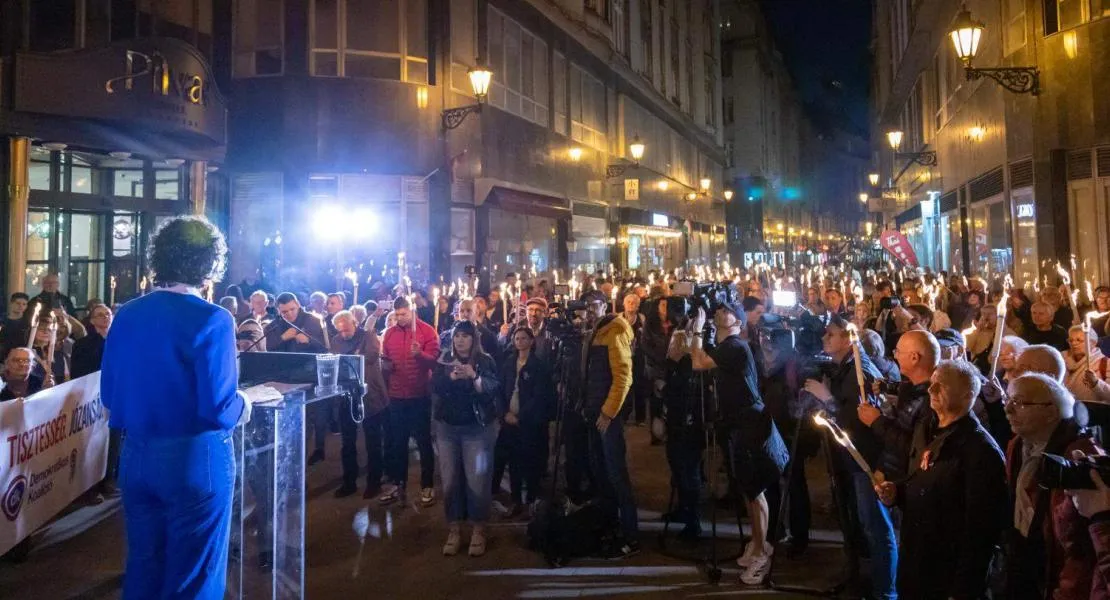 Dobrev Klára a DK fáklyás vonulásán: Orbán elárulta Magyarország  függetlenségét, amikor hazánk szövetségi rendszerét Putyin nyakörvére cserélte