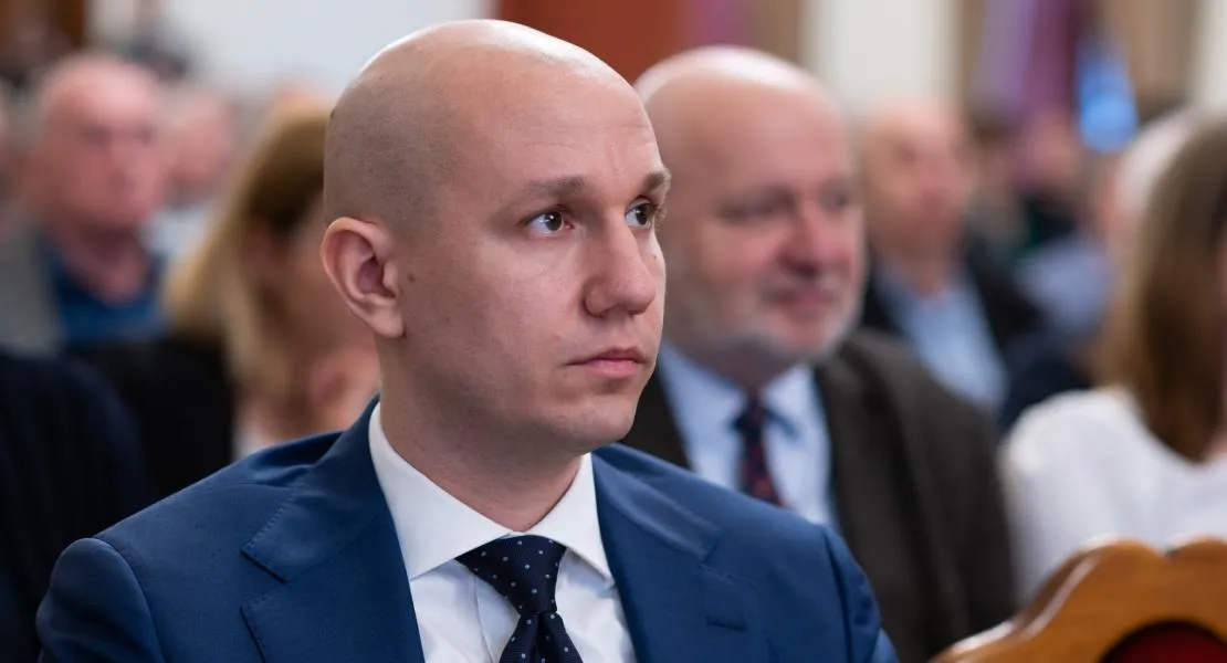 A DK azonnali válaszokat követel: Igaz-e, hogy a titkosszolgálat már a 2022-es választást megelőzően is az ellenzék ellen dolgozott?